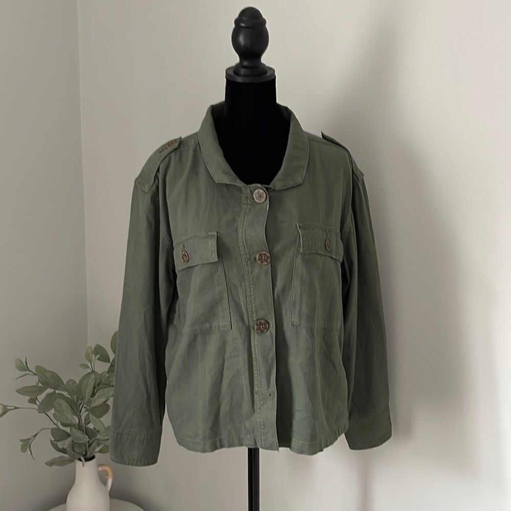 Time and Tru Army Green Jacket. Size Small. Linen/Viscose blend.‎
